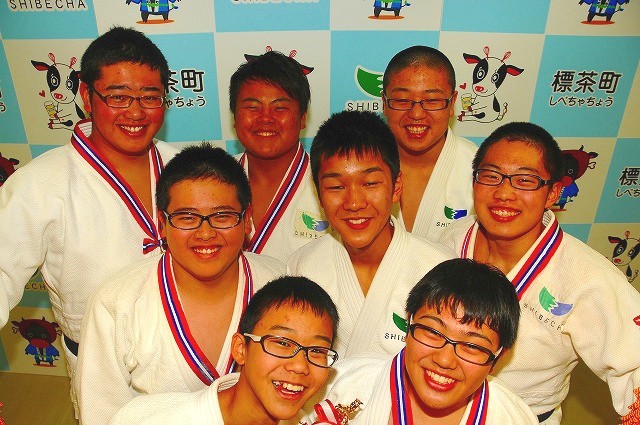 優勝した標茶柔道少年団の写真